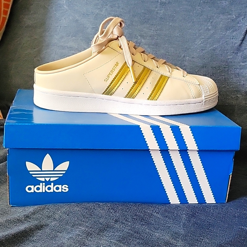 BRAND NEW Addias Superstar Slides - Gold Cream White Shelltoe - Size 7 - FLY AF!